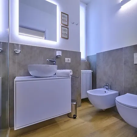 Contrada Apartman Varenna